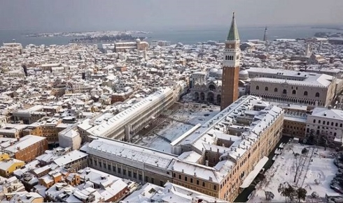 Quảng trường St Mark's ở Venice ngập trong tuyết (Ảnh: AP)