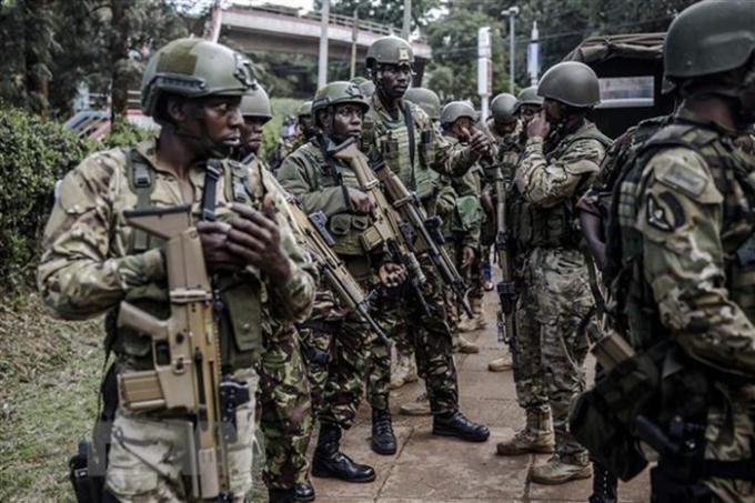 Lực lượng đặc nhiệm l&agrave;m nhiệm vụ tại hiện trường vụ tấn c&ocirc;ng tại khu tổ hợp văn ph&ograve;ng - kh&aacute;ch sạn ở Nairobi, Kenya, ng&agrave;y 15/1/2019. (Ảnh: AFP/TTXVN).