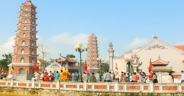 Ngôi chùa hơn 700 năm tuổi tấp nập du khách ngày đầu năm