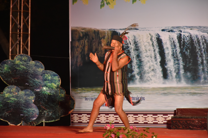 Một tiết mục biểu diễn thổi T&ugrave; v&agrave; tại lễ hội Thổ cẩm tỉnh Đắk N&ocirc;ng th&aacute;ng 1 năm 2019