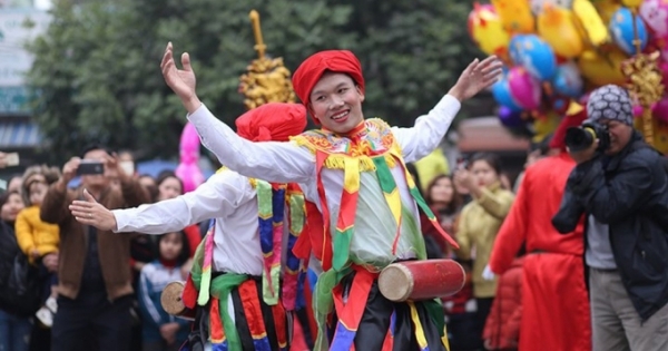 Ngày Xuân, xem trai làng Triều Khúc (Hà Nội) múa điệu trống bồng