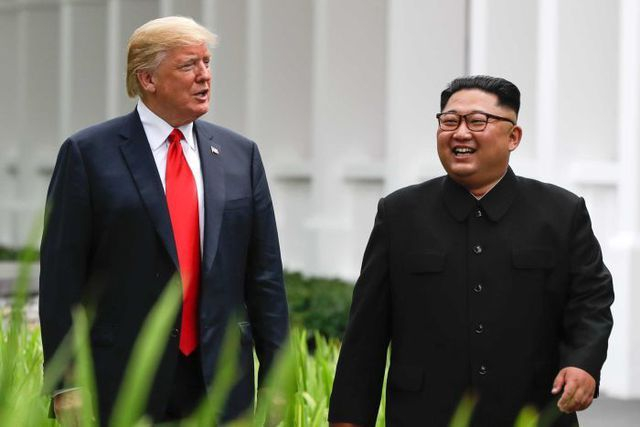 Tổng thống Donald Trump v&agrave; nh&agrave; l&atilde;nh đạo Kim Jong-un gặp nhau tại Singapore năm 2018. (Ảnh: Reuters)