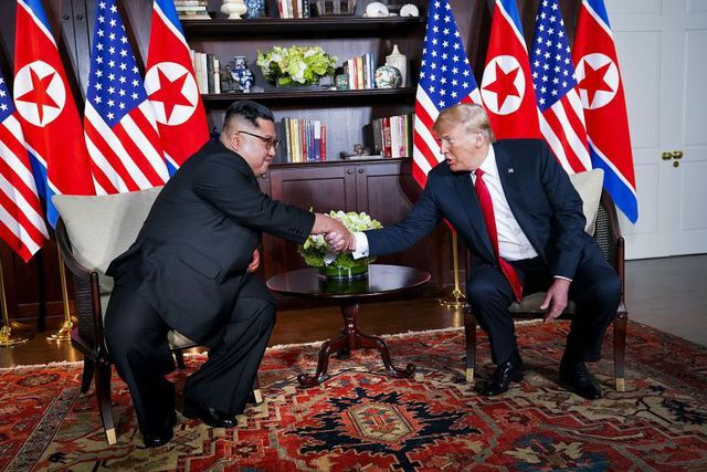 Tổng thống Mỹ Donald Trump v&agrave; nh&agrave; l&atilde;nh đạo Triều Ti&ecirc;n Kim Jong-un (Ảnh: Reuters)