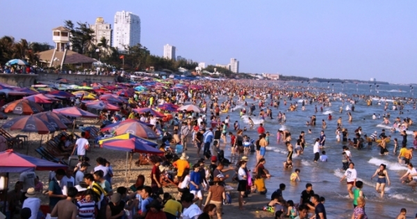 Gần 70 ngàn người tới TP Vũng Tàu mùng 4 Tết:  Bãi tắm “nghẹt thở”, hàng rong “tái xuất”