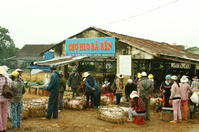 Chợ heo B&agrave; R&eacute;n thuộc&nbsp;x&atilde; Quế Xu&acirc;n 1, Quế Sơn, Quảng Nam.