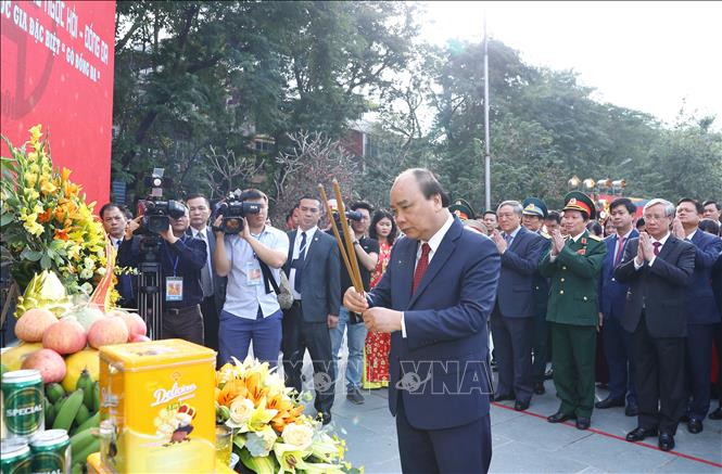 Thủ tướng Nguyễn Xu&acirc;n Ph&uacute;c d&acirc;ng hương tại Lễ kỷ niệm.