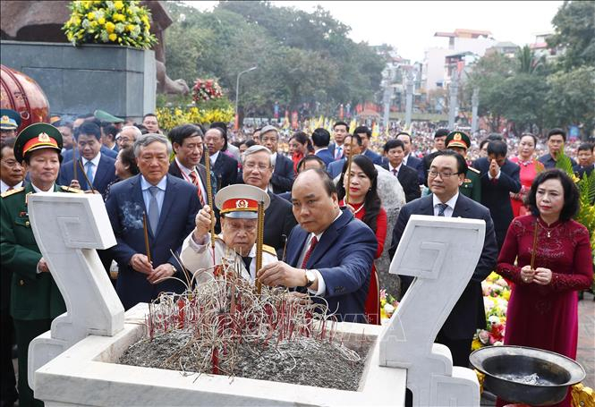 Thủ tướng Nguyễn Xu&acirc;n Ph&uacute;c v&agrave; c&aacute;c đại biểu d&acirc;ng hoa, d&acirc;ng hương tại Lễ kỷ niệm.
