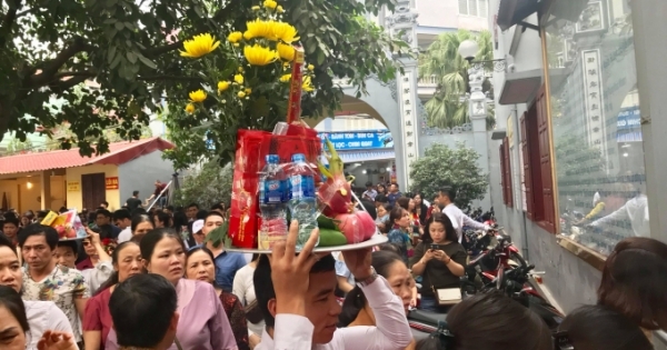 Hà Nội: Hàng nghìn người chen chân du xuân Phủ Tây Hồ ngày đầu năm mới