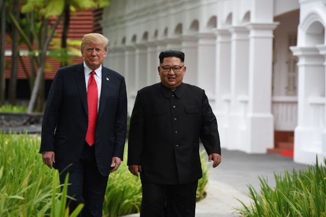 Tổng thống Mỹ Donald Trump v&agrave; nh&agrave; l&atilde;nh đạo Triều Ti&ecirc;n Kim Jong-un tại hội nghị thượng đỉnh lần 1 diễn ra tại Singapore hồi năm ngo&aacute;i (Ảnh: Reuters)