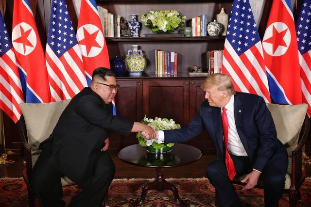 &Ocirc;ng Trump v&agrave; &ocirc;ng Kim bắt tay nhau tại cuộc gặp thượng đỉnh ở Singapore (Ảnh: Reuters)