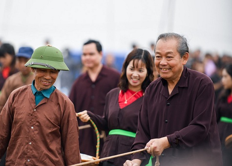 Ph&oacute; Thủ tướng thực hiện nghi thức c&agrave;y ruộng tại Lễ hội Tịch điền ( Ảnh: VGP/L&ecirc; Sơn)