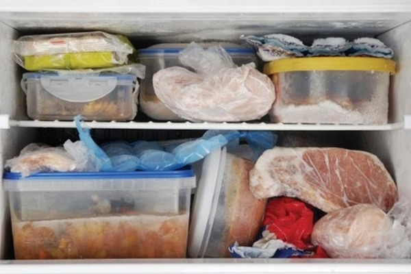 Thức ăn sống ch&iacute;n tồn dư lẫn lộn trong tủ lạnh