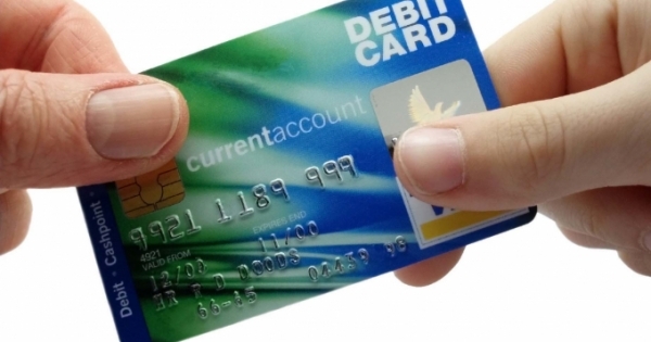 Tự ý lấy thẻ ATM của người khác đi rút tiền sẽ bị xử lý như thế nào?