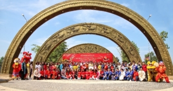 Làng Sen Việt Nam đón nhận kỷ lục Cổng chào họa tiết trống đồng lớn nhất Việt Nam