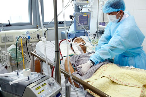 Bệnh nh&acirc;n nhiễm c&uacute;m A/H1N1 nguy kịch đang điều trị tại Bệnh viện Bạch Mai.  Ảnh: HẢI ANH