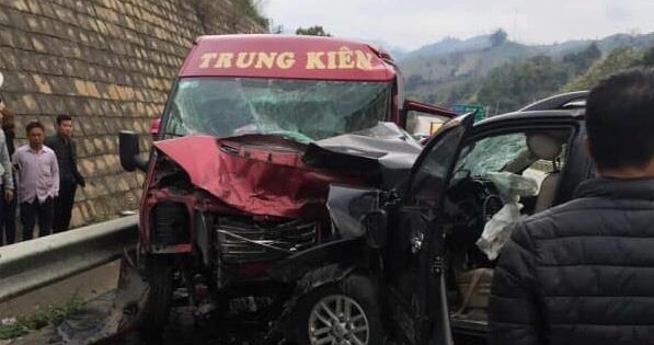 Ô tô đâm nhau trên cao tốc Nội Bài - Lào Cai: 12 người bị thương, 2 người đã tử vong