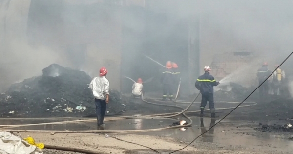 TP HCM: Cháy vựa phế liệu, nhà xưởng đổ sập