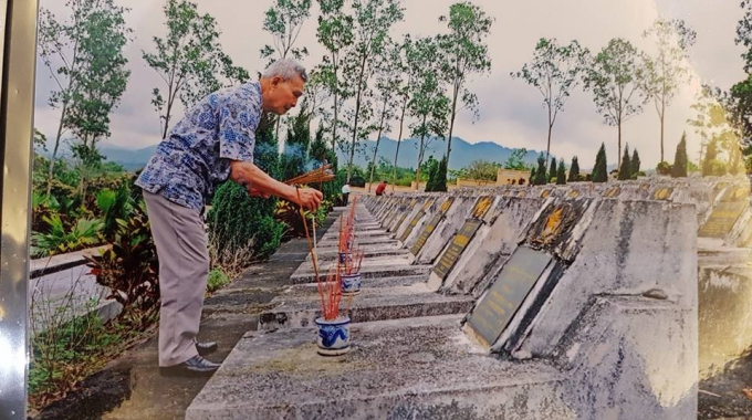 Tướng Huy thắp hương tại nghĩa trang liệt sỹ Vị Xuy&ecirc;n, nơi những người l&iacute;nh năm xưa của &ocirc;ng y&ecirc;n nghỉ.