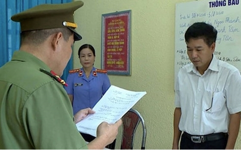 Cơ quan điều tra đọc lệnh khởi tố bị can đối tượng gian lận điểm thi THPT quốc gia ở Sơn La. (ảnh: Bảo vệ ph&aacute;p luật)