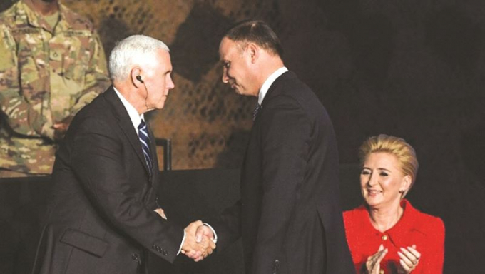 Ph&oacute; Tổng thống Mỹ Mike Pence bắt tay Tổng thống Ba Lan Andrzej Duda.