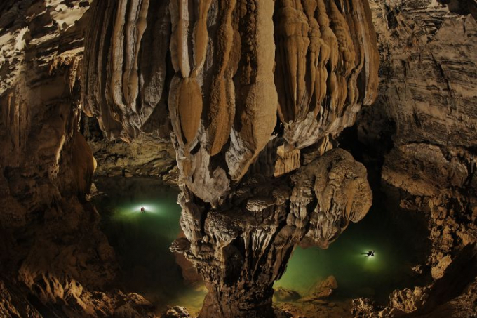 &ldquo;Bơi trong hang Ken&rdquo; của Carsen Peter l&agrave; 1 trong 8 bức ảnh về hang động đẹp nhất thế giới do National Geographic b&igrave;nh chọn. (Ảnh do Oxalis cung cấp)
