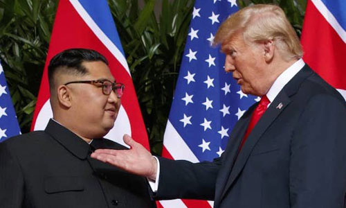 Tổng thống Mỹ Donald Trump (phải) v&agrave; l&atilde;nh đạo Triều Ti&ecirc;n Kim Jong-un trong cuộc gặp thượng đỉnh ở Singapore th&aacute;ng 6/2018. Ảnh:&nbsp;AFP.