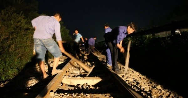Thông tuyến đường sắt Bắc – Nam sau nhiều giờ tê liệt vì sự cố tàu trật bánh