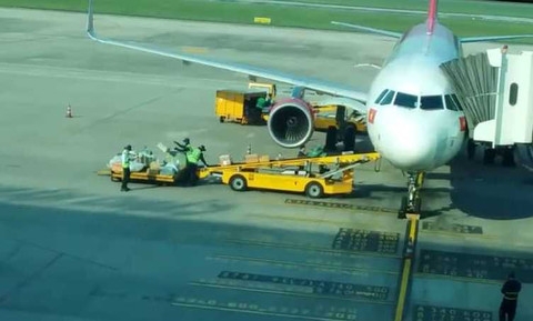 Kiểm điểm 2 nhân viên bốc xếp tại sân bay Đà Nẵng ném hành lý hành khách