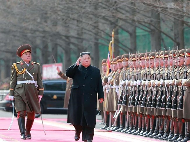 Nh&agrave; l&atilde;nh đạo Triều Ti&ecirc;n Kim Jong-un (giữa) thăm c&aacute;c lực lượng vũ trang nước n&agrave;y đầu th&aacute;ng 2, sẽ gặp Tổng thống Mỹ Donald Trump v&agrave;o tuần sau tại H&agrave; Nội. Ảnh: KCNA