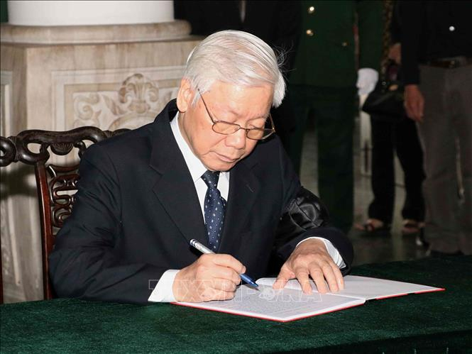 Tổng B&iacute; thư, Chủ tịch nước Nguyễn Ph&uacute; Trọng viết sổ tang.