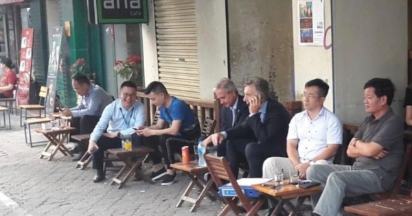 Tổng thống Argentina ngồi cà phê vỉa hè tại Hà Nội