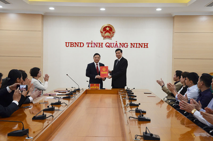 Chủ tịch UBND tỉnh Quảng Ninh trao quyết định cho đồng ch&iacute; Nghi&ecirc;m Xu&acirc;n Cường.