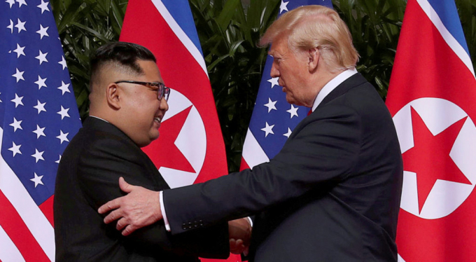 Chủ tịch Triều Ti&ecirc;n Kim Jong-un v&agrave; Tổng thống Mỹ Donald Trump. Ảnh: AP