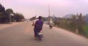[Clip]: Hai thanh niên đi xe máy đầu trần, lạng lách đánh võng, tông trực diện vào ô tô
