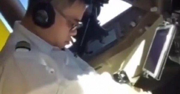 Phi công ngủ gật khi đang... lái máy bay chở khách