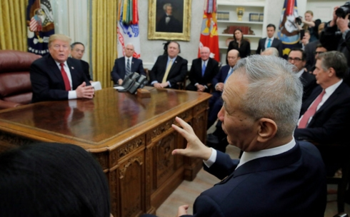 Nh&agrave; đ&agrave;m ph&aacute;n Trung Quốc Lưu Hạc (phải) trong cuộc gặp với tổng thống Mỹ Donald Trump v&agrave;o 31/1.