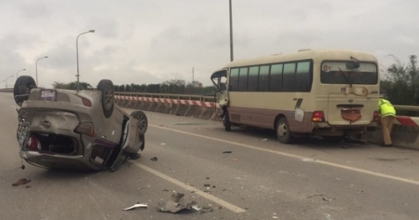 Hà Nội: Ôtô khách tông xe taxi lật ngửa trên đường Võ Văn Kiệt, 5 người nhập viện