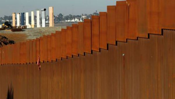 Nguy&ecirc;n mẫu cho bức tường m&agrave; &ocirc;ng Trump muốn x&acirc;y dựng ở bi&ecirc;n giới với Mexico.