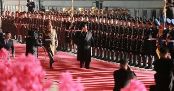 Chủ tịch Kim Jong-un duyệt đội danh dự trước khi lên tàu tới Việt Nam