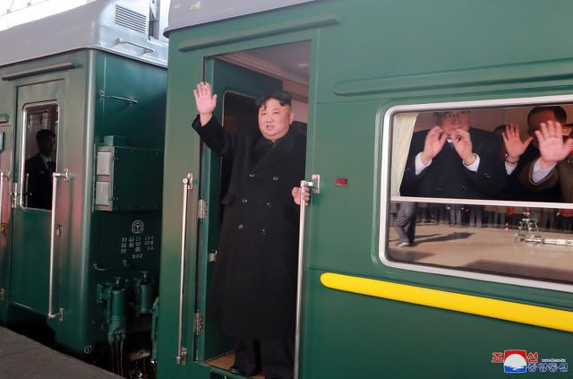 &Ocirc;ng Kim Jong-un l&ecirc;n tàu rời Bình Nhưỡng chi&ecirc;̀u 23/2. (Ảnh: Reuters)