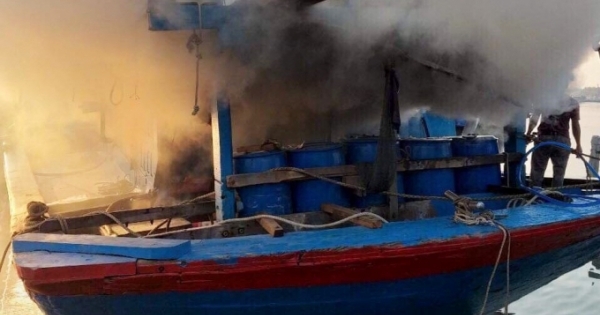 Chuẩn bị nhổ neo, một tàu cá ở Quảng Ngãi bốc cháy dữ dội