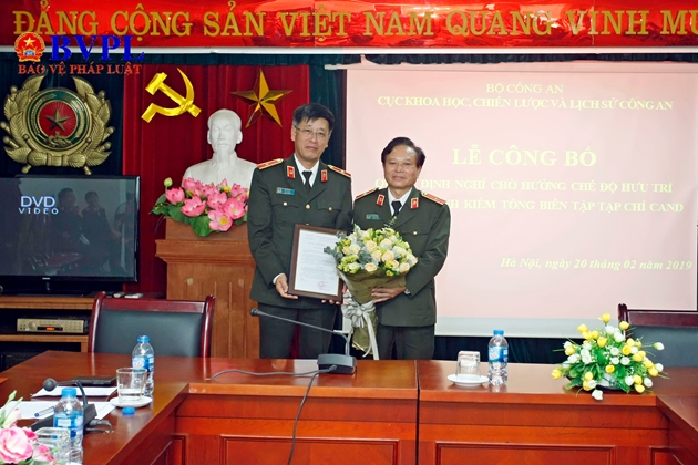 Thiếu tướng Đỗ L&ecirc; Chi trao quyết định bổ nhiệm Tổng Bi&ecirc;n tập Tạp ch&iacute; CAND cho Thiếu tướng Nguyễn Hồng Th&aacute;i (Ảnh: BVPL)