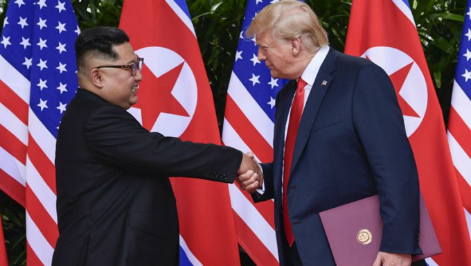 Nh&agrave; l&atilde;nh đạo Triều Ti&ecirc;n Kim Jong Un (tr&aacute;i) v&agrave; Tổng thống Trump bắt tay tại Singapore v&agrave;o ng&agrave;y 12/6/2018.