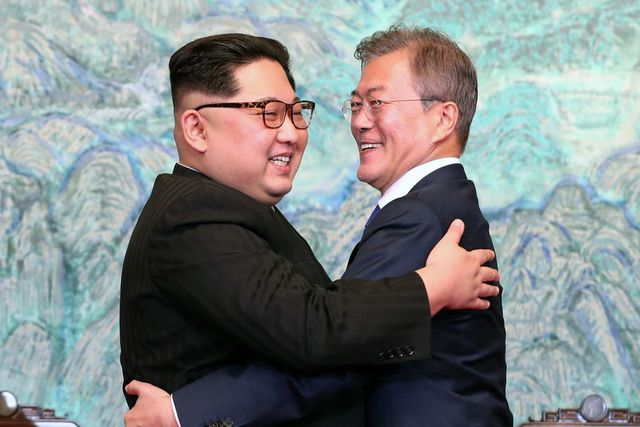 Tổng thống H&agrave;n Quốc Moon Jae-in v&agrave; nh&agrave; l&atilde;nh đạo Triều Ti&ecirc;n Kim Jong-un gặp nhau năm 2018. (Ảnh: Getty)
