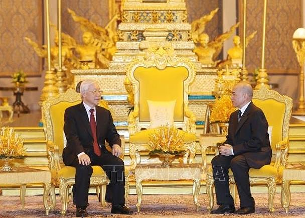 Tổng B&iacute; thư, Chủ tịch nước Nguyễn Ph&uacute; Trọng hội đ&agrave;m với Quốc vương Campuchia Norodom Sihamoni. Ảnh TTXVN