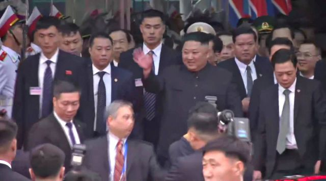 &nbsp;&Ocirc;ng Kim Jong-un tươi cười sau khi bước xuống đo&agrave;n t&agrave;u.