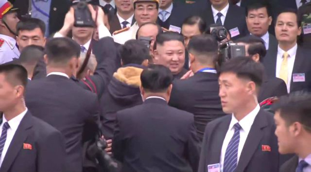 H&igrave;nh ảnh &ocirc;ng Kim Jong-un tại ga Đồng Đăng.