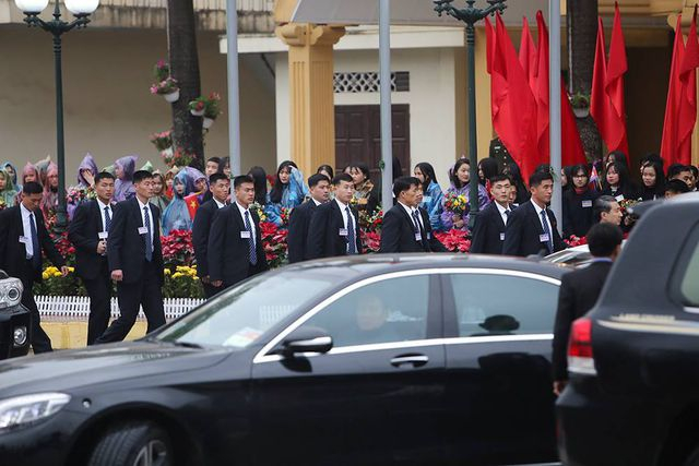 H&igrave;nh ảnh đo&agrave;n an ninh Triều Ti&ecirc;n tại cửa ga Đồng Đăng