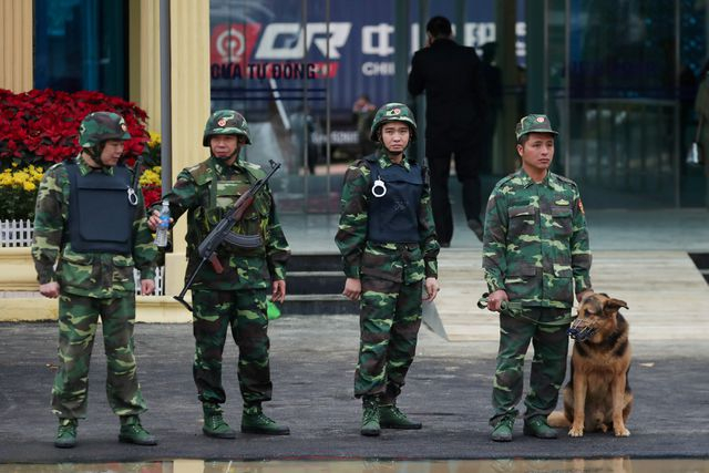 Lực lượng an ninh được tăng cường tại ga Đồng Đăng, Lạng Sơn - nơi được cho l&agrave; đ&oacute;n đo&agrave;n t&agrave;u chở nh&agrave; l&atilde;nh đạo Kim Jong-un tới thăm hữu nghị Việt Nam. (Ảnh: Reuters)