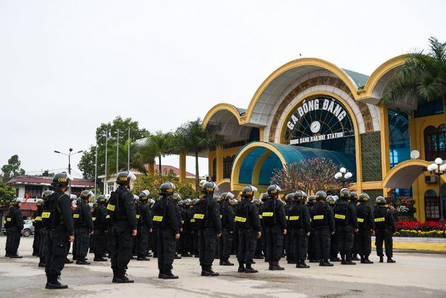 Cảnh s&aacute;t được huy động bảo đảm an ninh tại ga Đồng Đăng. (Ảnh: AFP)